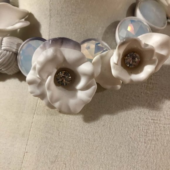 RARE SIGNED J CREW STATEMENT LG WHITE BRULEE RUBBER FLOWER CRYSTAL NECKLACE - Picture 8 of 9